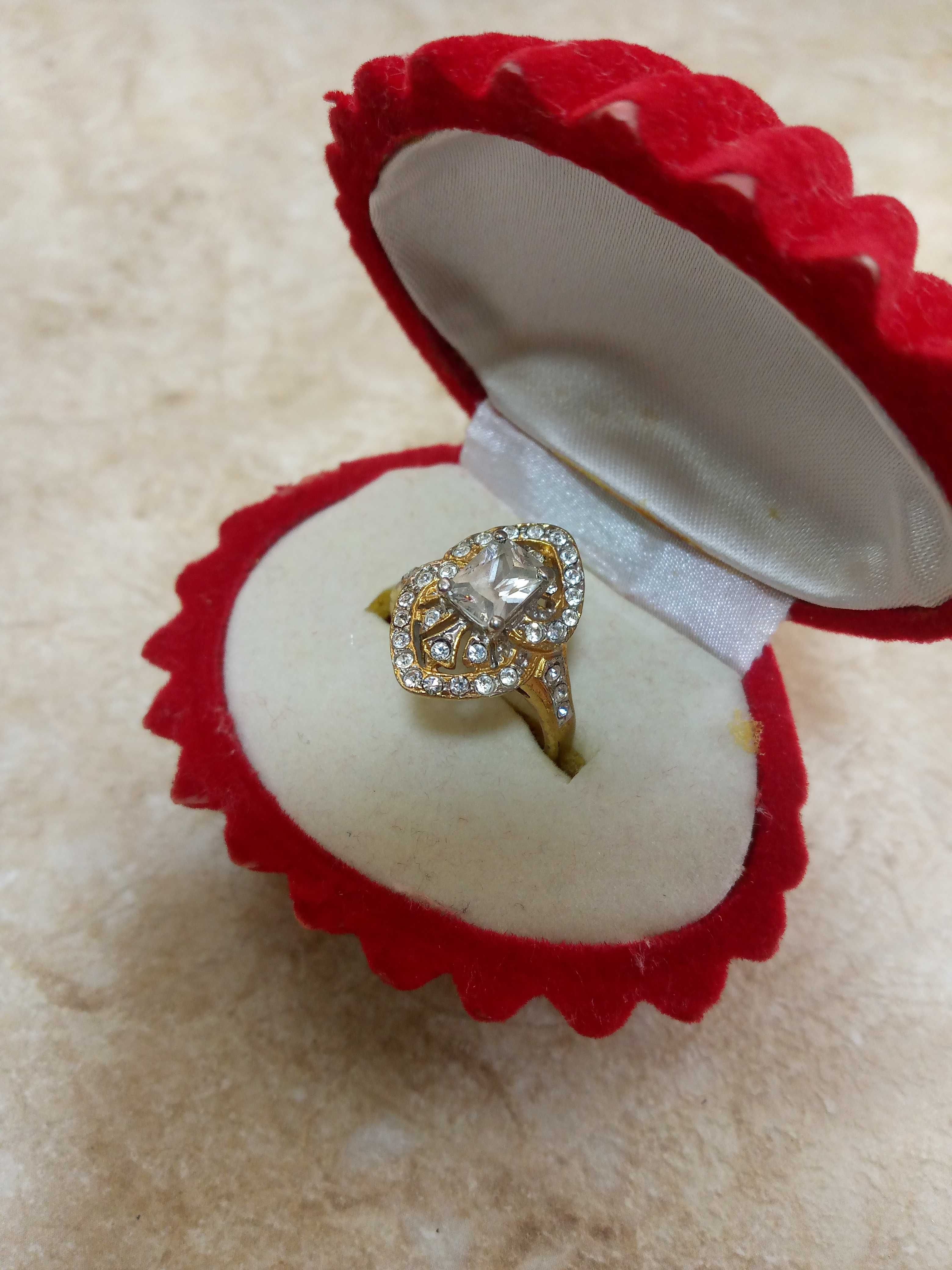 Продается  кольцо с красивыми камнями, размер 19.Цена 50 тысяч
