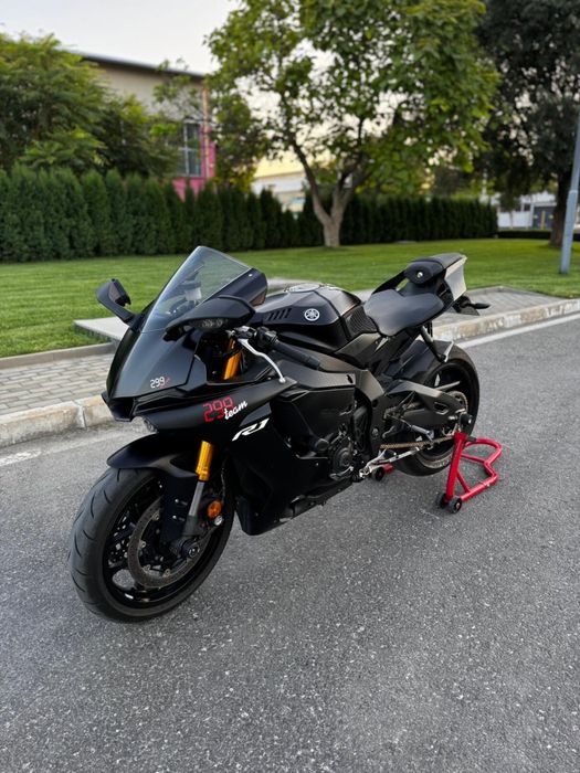 Yamaha r 1  supersport foarte agresiva