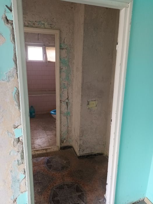 Apartament 3 camere ,baie bucătărie hol debara