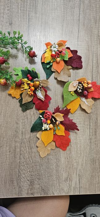 Брошки аксессуары и футболки