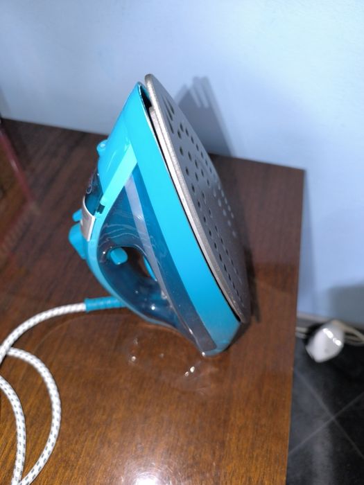 Продавам ютия тефал