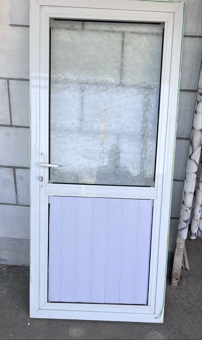 Продается алюминевая дверь
