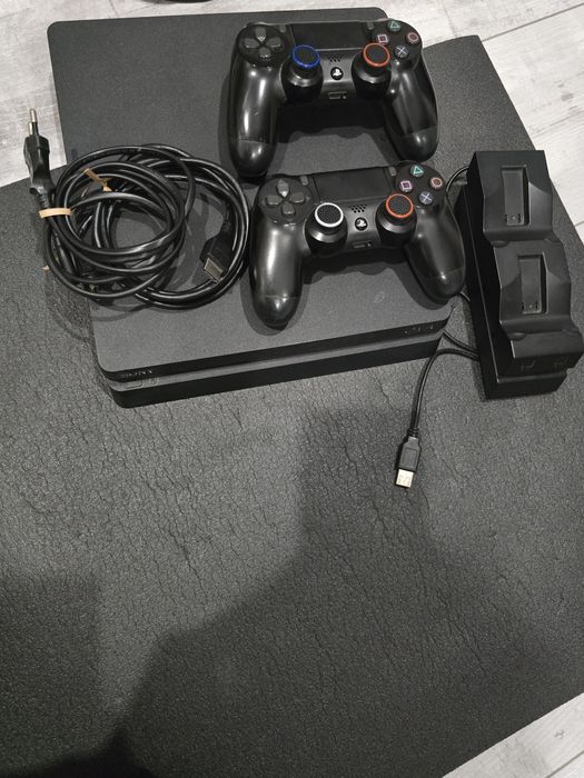 Play station 4 500 slim..