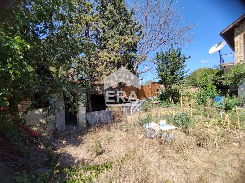 Двуетажна къща за продажба, с лице на главен път, в с. Езерово, на 10
