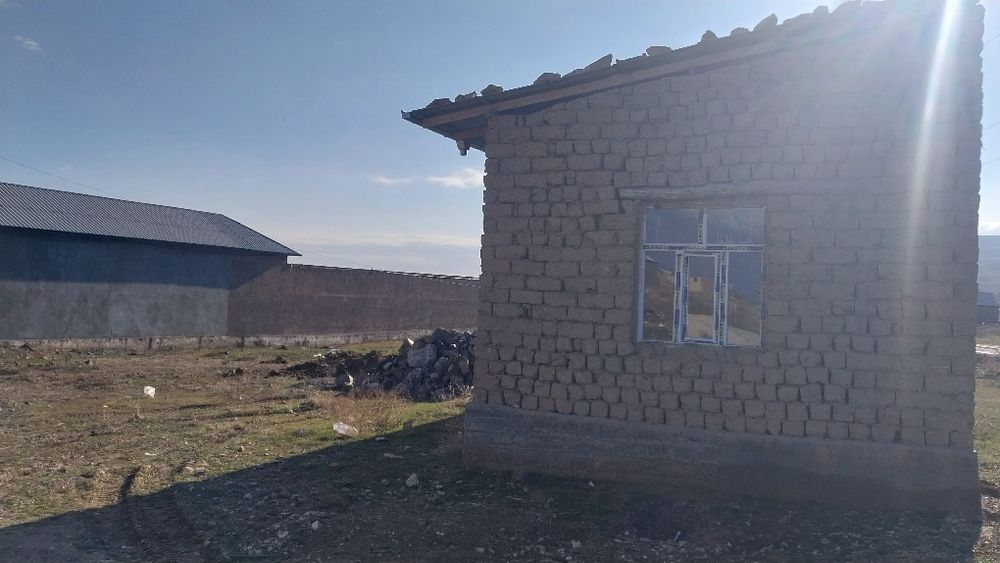 Kuyovboshida 5 sotixdan ikkita uchastka sotiladi, ikki xonali, 260 mln