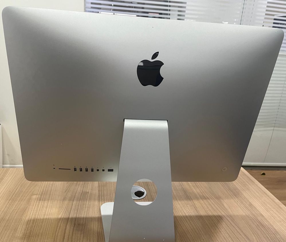 Apple iMac  21.5 inch Late 2013 i5 - 2.7 GHz * 8 GB RAM * 256 GB SSD