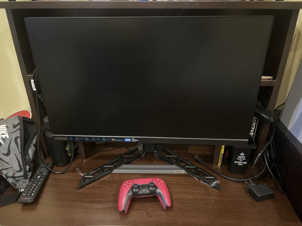 Продавам PS5 с монитор и 2 джойстика