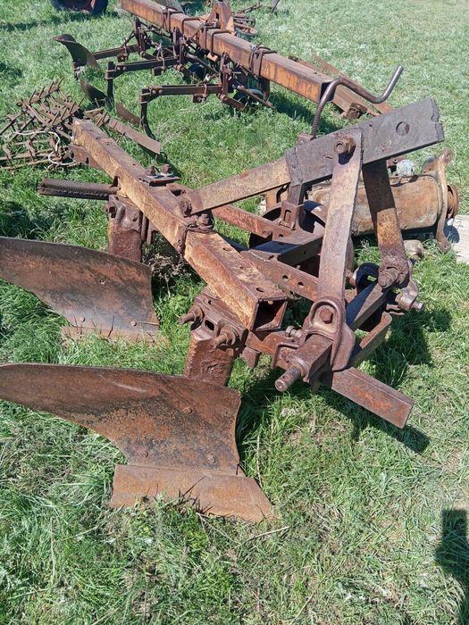 Продам плуг на мтз-80, окучник.