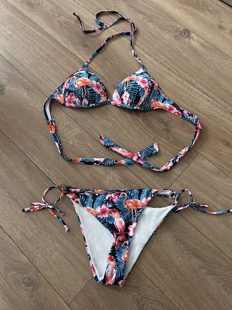 Costum de baie nou colorat