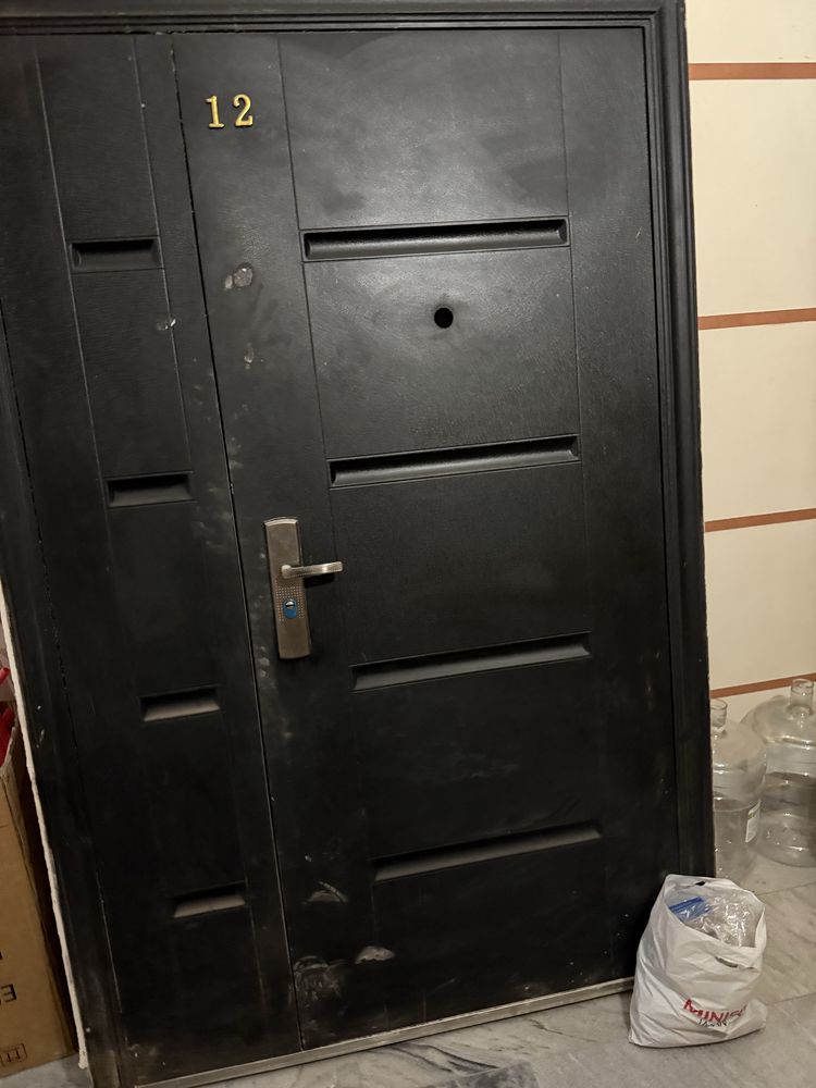 Продоётся входной двер полтара