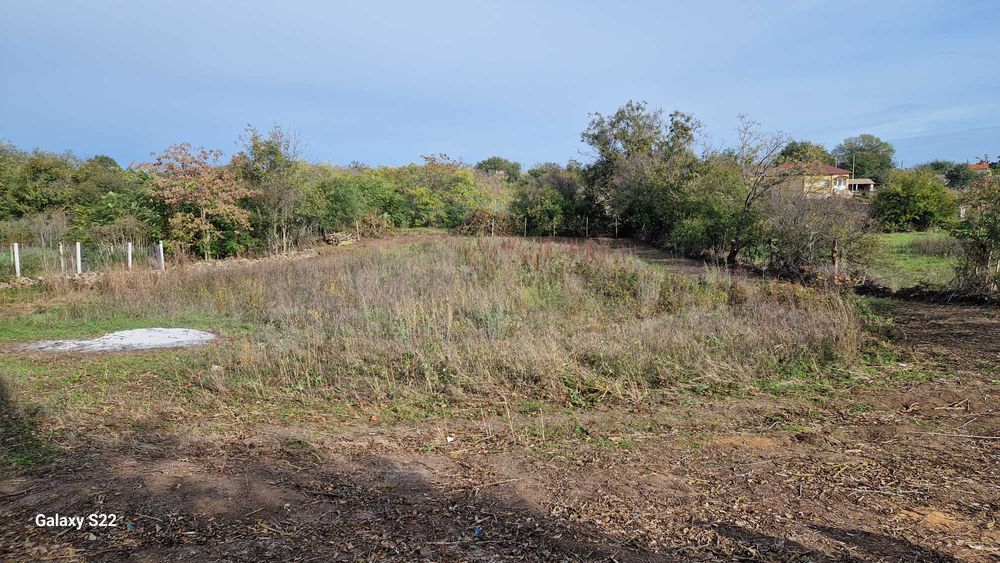 Продавам дворно място в с.Езерец, област Добрич