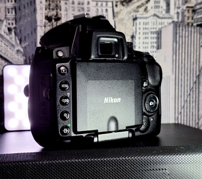 Nikon D5000 + обектив Nikon 18-55mm DX