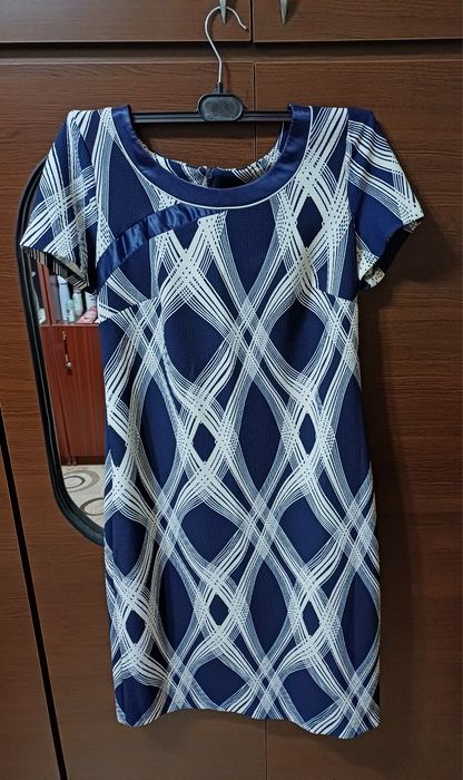 Vând rochie elegantă marimea  42  preț 150 lei.