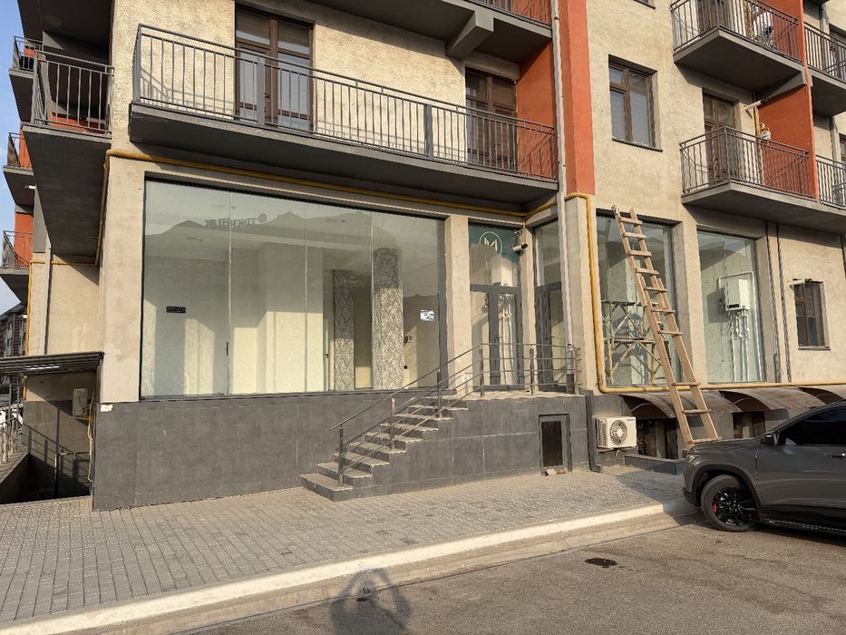 Bank, kafe, dukon, butik