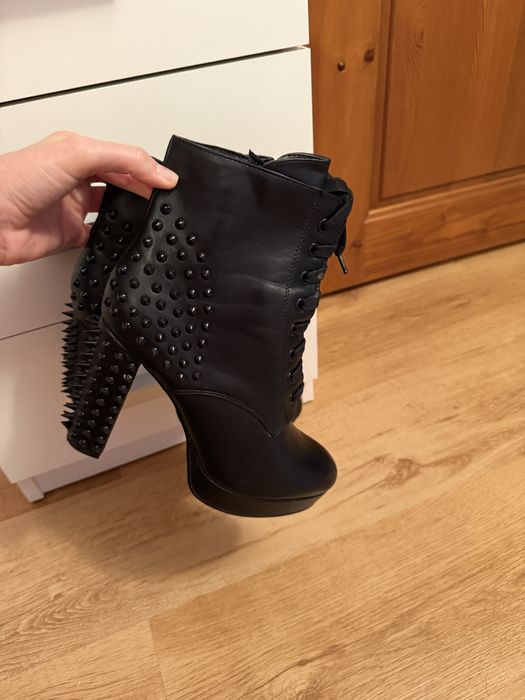 Дамски боти на висок ток