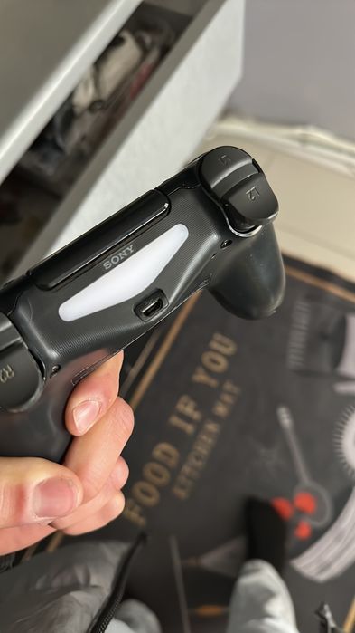 Продавам pleystation 4 slim