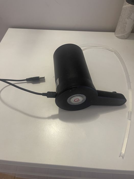 Бутыли 19 литров 5 шт.  плюс насос с зарядкой