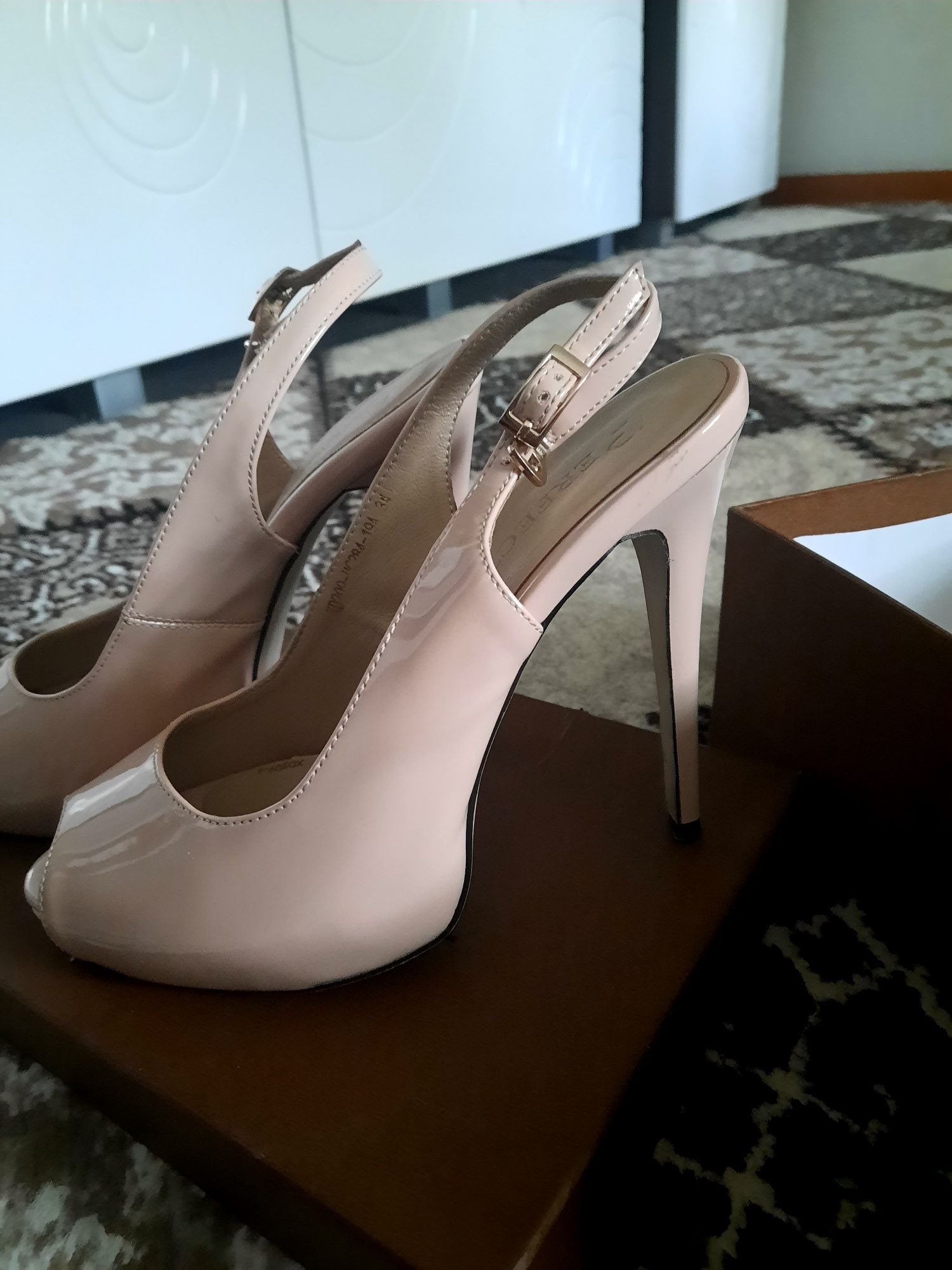 Продам женские туфли размер 34