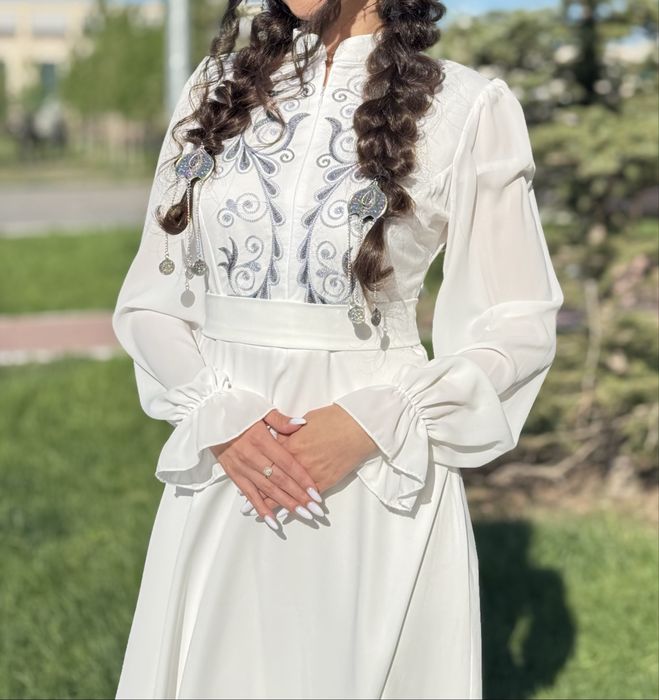 Белое платье с вышивкой для сырга салу. Размер S-M