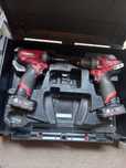 Vand trusa milwaukee 3 piese,2 acumulatori