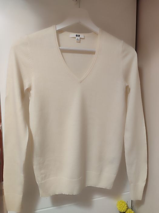 Пуловер с V-образно деколте от 100% мериносова материя