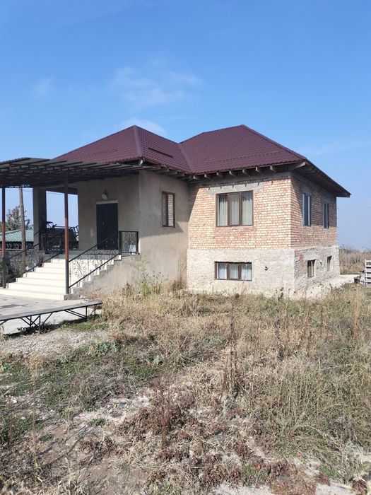 Дом кирпичный 280 кв, м. 7 жилых комат, 2 кухни, 4 сан узлов, котелная