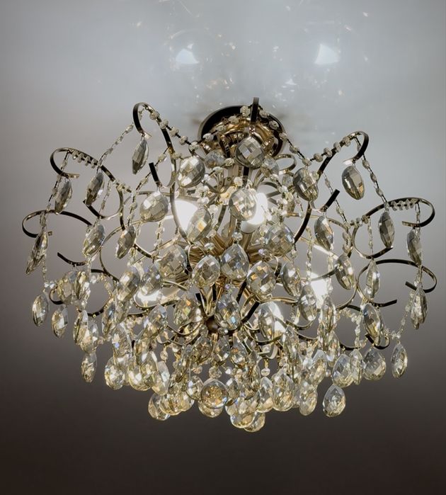 Продаю элегантную хрустальную люстру в идеальном состоянии!