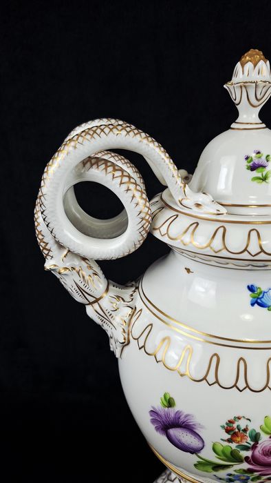 Ваза - Dresden, Carl Thieme Potschappel

Порцеланова ваза