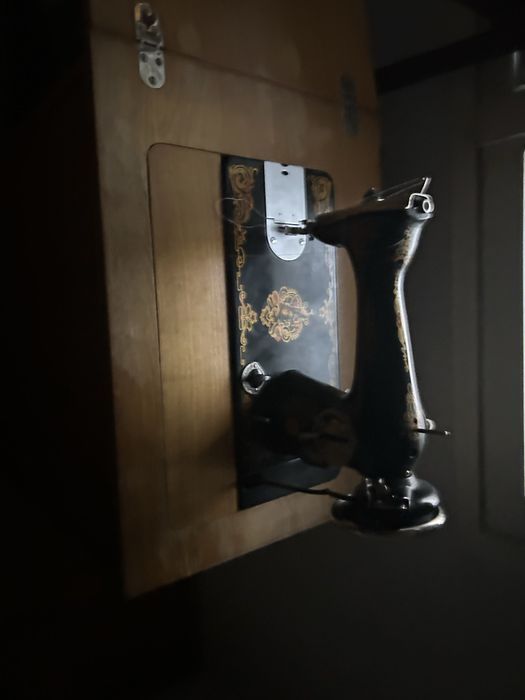 Шкаф със съветска шевна машина