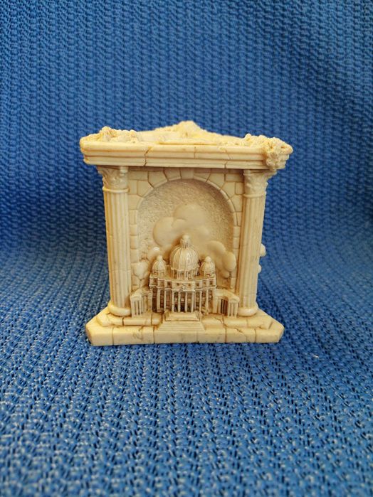 Obiect Ornamental Catolic, Italia