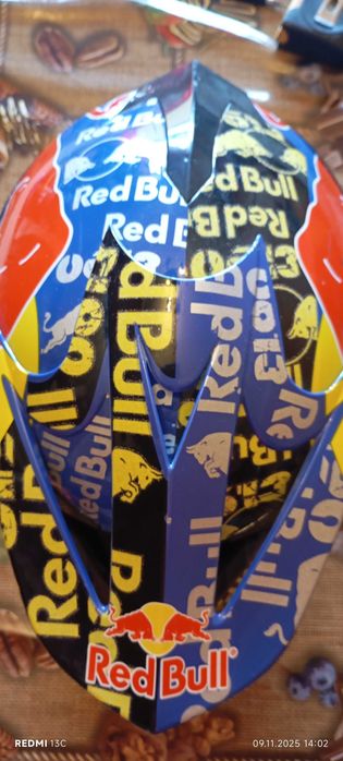 Каска Red Bull в комплект с очила