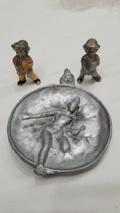 Statuete si scrumiera