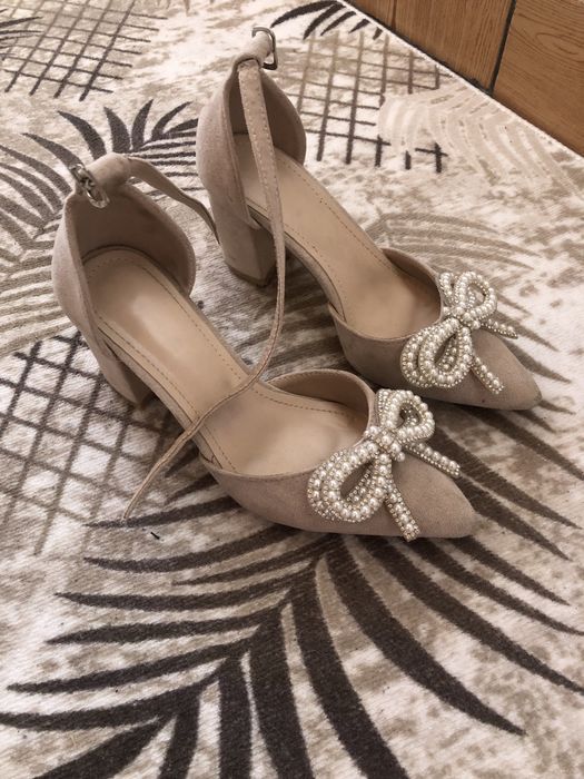 Официални токчета 35 ном. Много запазени.