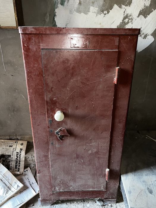 Сейф железный, прочный