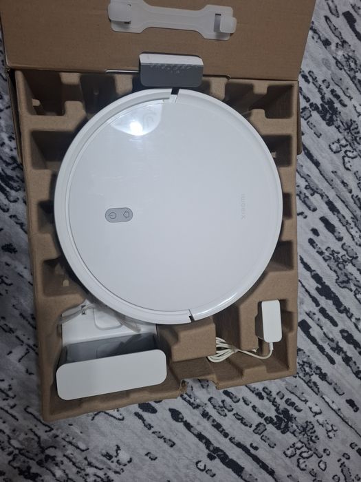 Продавам шаоми е10 робот