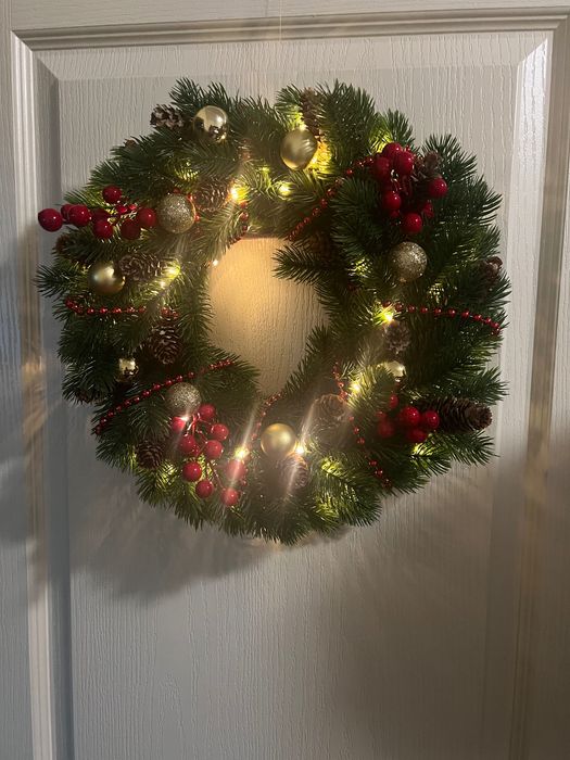 Коледен венец, изработен на ръка