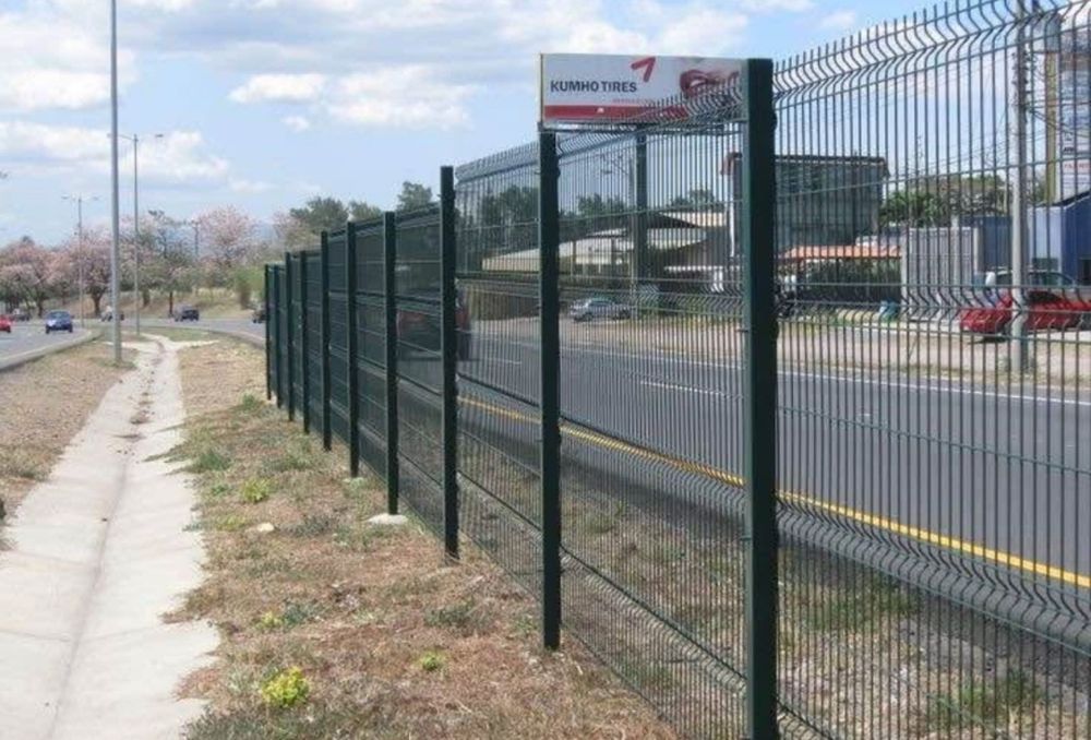 Vând garduri din plasa bordurata cu fundație sau pilon de beton