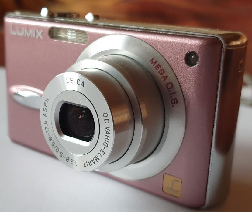 Panasonic LUMIX DMC-FX8 5.0MP Digital Camera, Leica Lens and carry cas