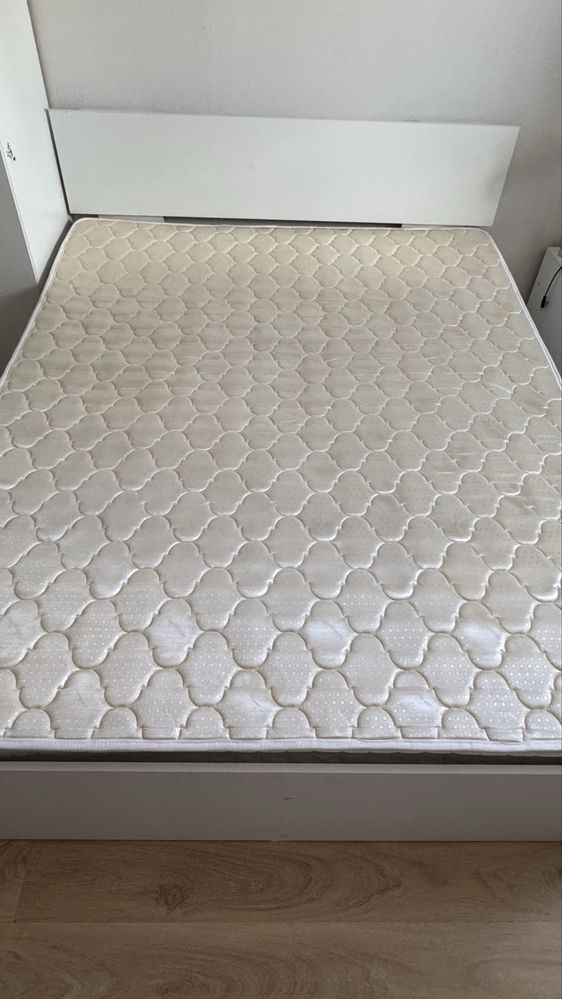 Продам спальную кровать и 2 тумбы 160*200
