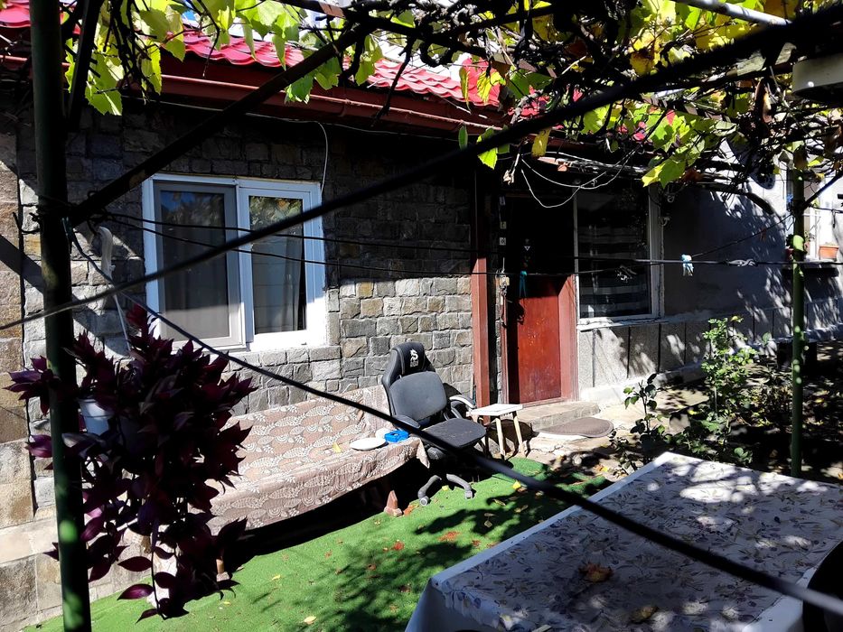 Дава се под наем къща