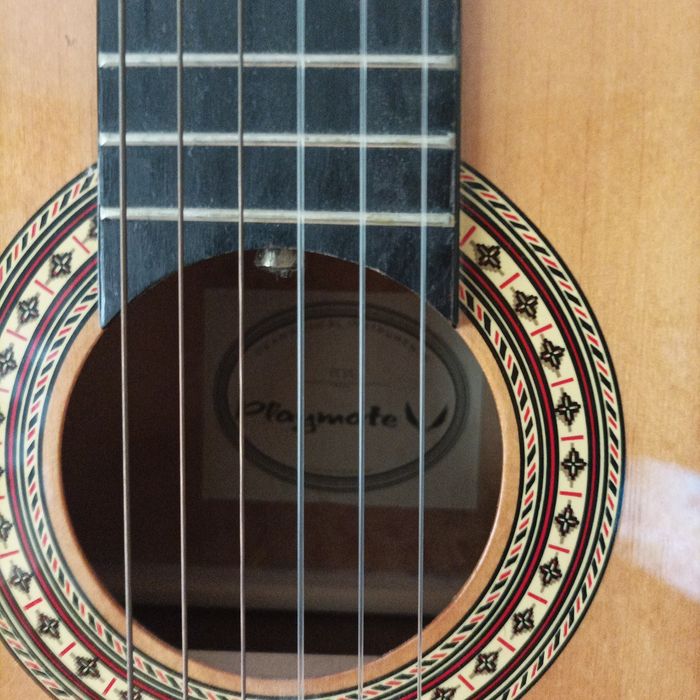 Продавам акустична китара ползвана малко