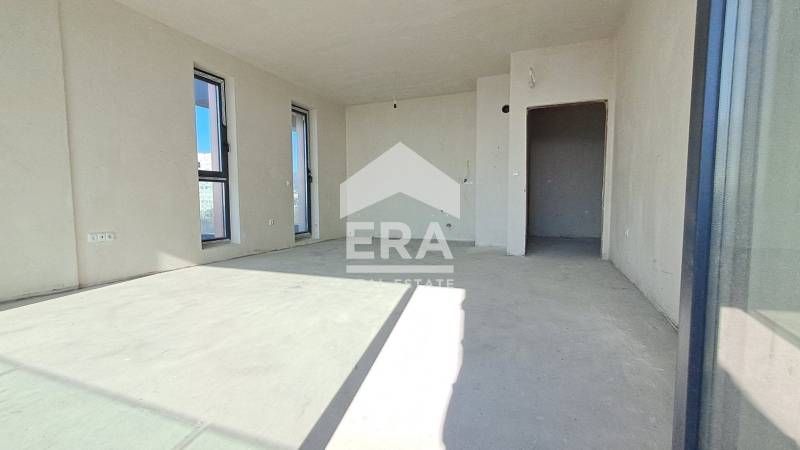 Тристаен апартамент за продажба, с големи стаи, морска панорама и подз