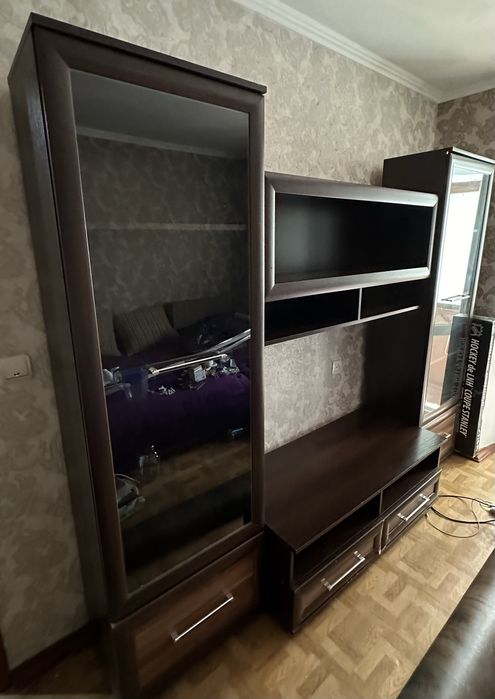 Продам стенку под телевизор