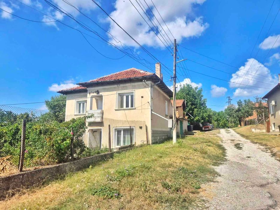 Къща в тихо и спокойно село .