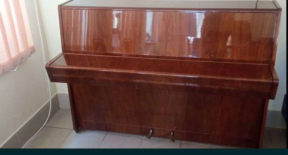 Срочно продаётся пианино Petrof 2 педали