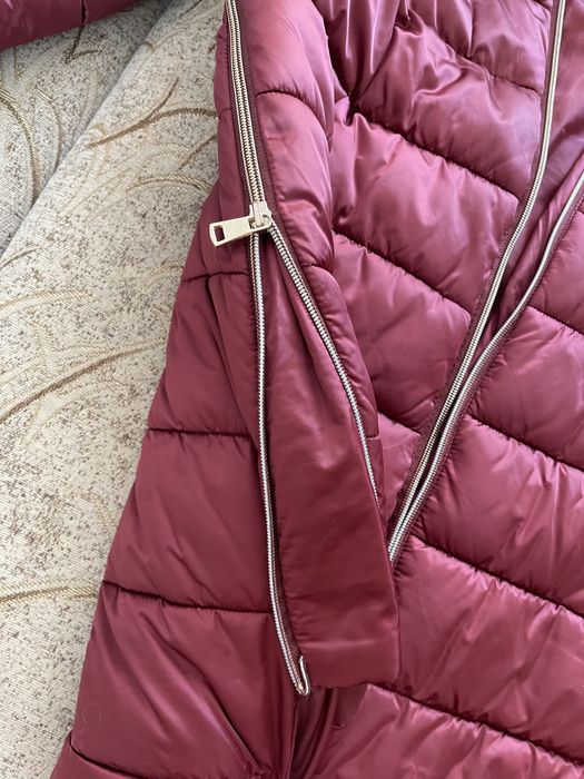 Geaca puf Guess vișinie cu glugă, mărimea S