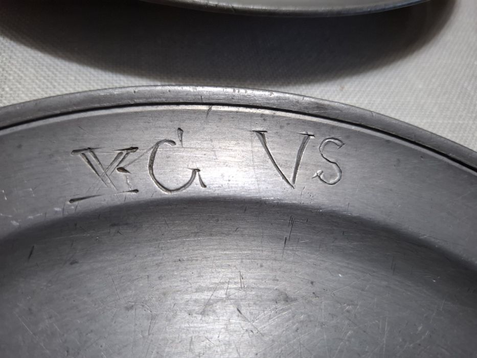 Farfurii vechi din zinc
