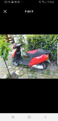 Vand scuter aprilia amico 49cc cu acte in stare foarte buna