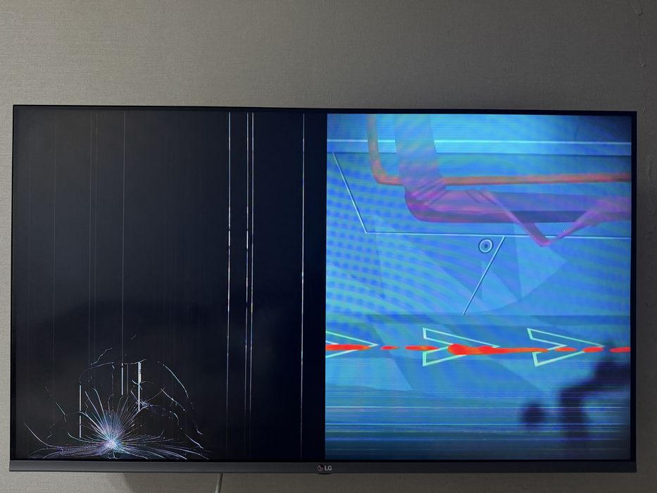 Телевизор LG экран слево чуть поврежден, сын кинул игрушку