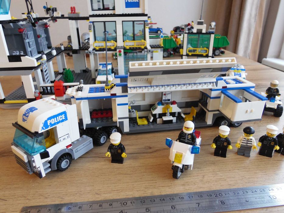 Lego 7744 и 7743 Полицейски участък и камион Лего